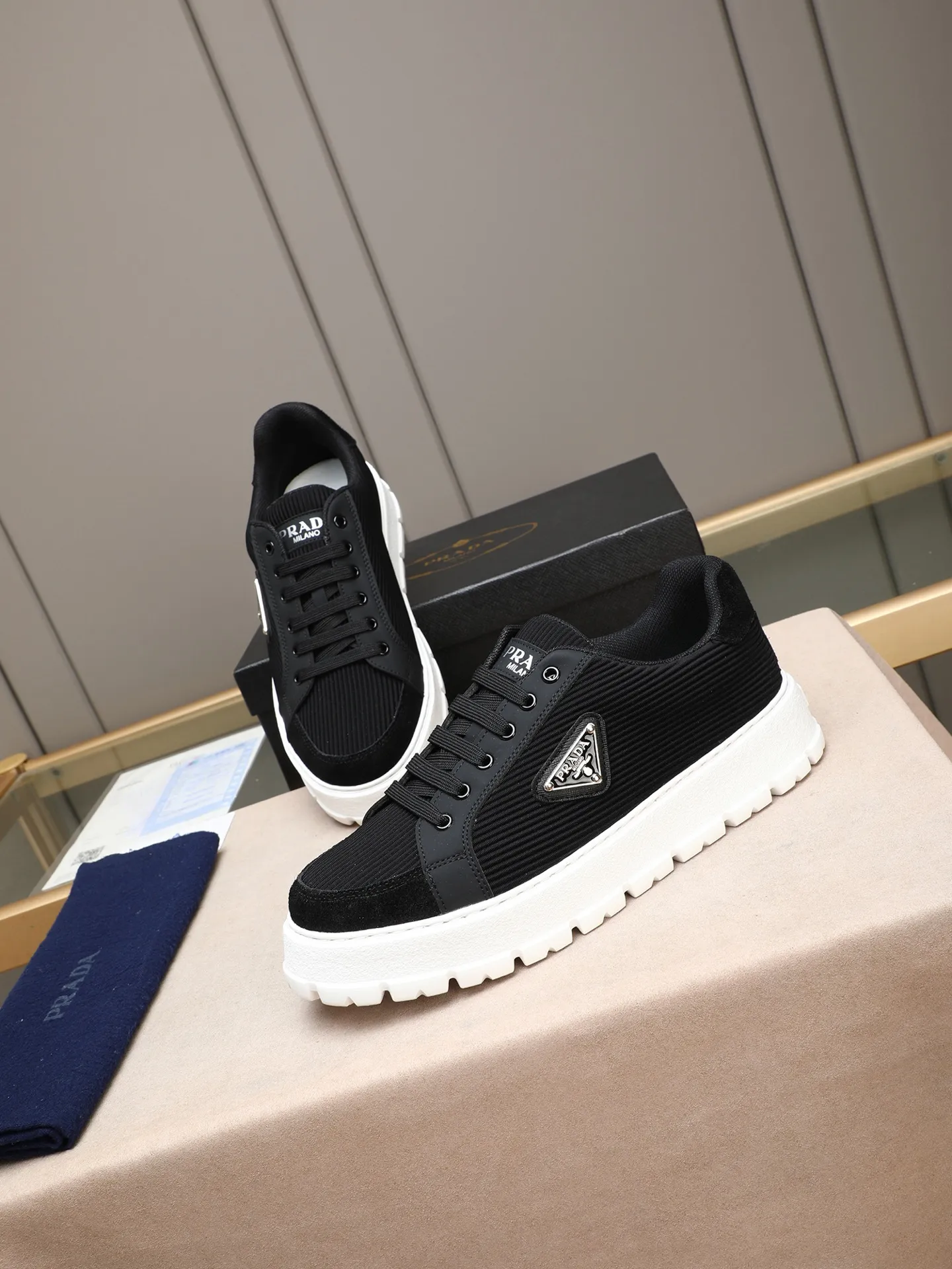 Men's Men's Shoes 💰440 Prada/Prada Men's new casual shoes, this sports shoe is made of imported calfskin upper with breathable mesh and breathable mesh lining. The foot pads are made of sheepskin, and the outsole is made of non-slip sports exclusive rubber outsole with logo. It feels good on the feet and is a fashionable item! Size: 38-44 (45 customized)